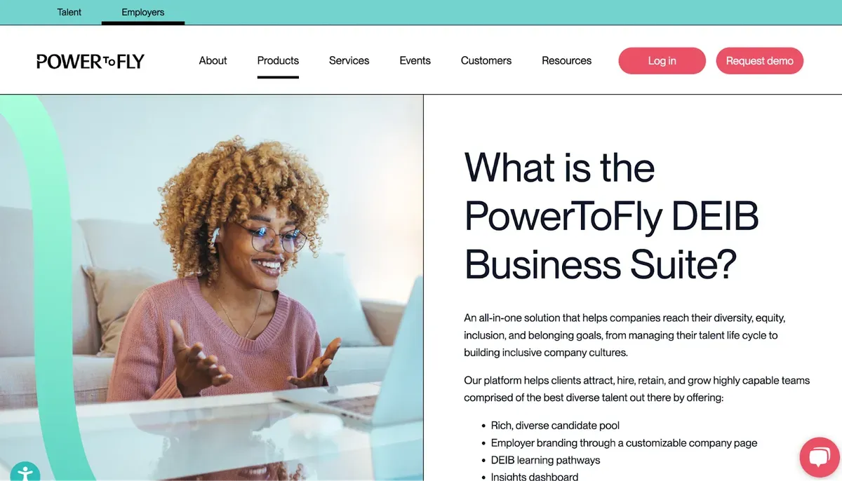 Femme souriante travaillant sur un ordinateur portable, présentant la solution PowerToFly