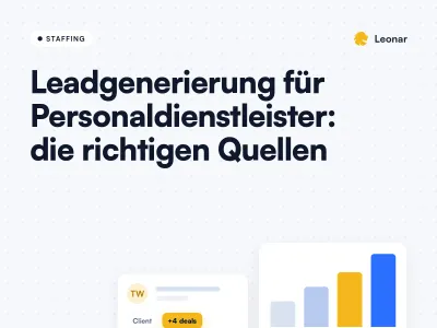 Geschäftsführer eines Personaldienstleisters analysiert Leadquellen und Einstellungssignale auf einem Dashboard zur Neukundengewinnung