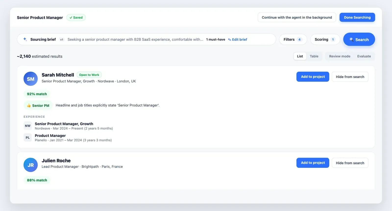 Interface de sourcing Leonar avec un brief de sourcing IA, des filtres LinkedIn Recruiter générés et des candidats scorés avec un pourcentage de correspondance