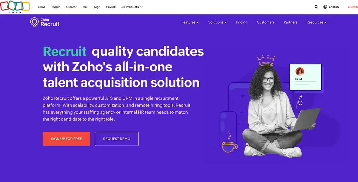 Solution de recrutement Zoho avec une candidate souriante et couronnée