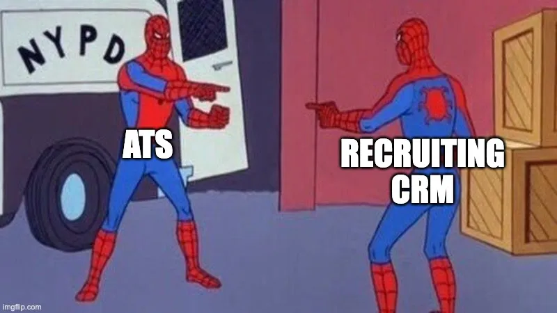 un meme basé sur deux Spiderman identiques se pointant du doigt, chacun représentant l'ATS et le CRM de recrutement